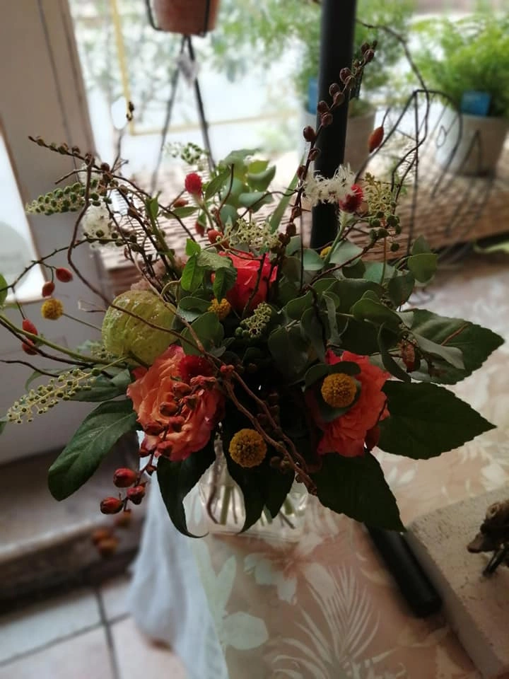 Bouquet Nature Avec Des Branchages, par Akane - Le murmure des fleurs, fleuriste à Tavernes