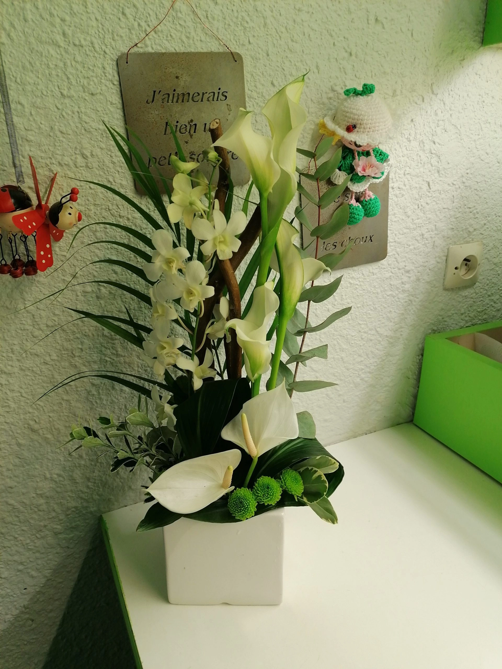 Composition En Hauteur Blanc/Vert, par Jo lafleur, fleuriste à Besançon