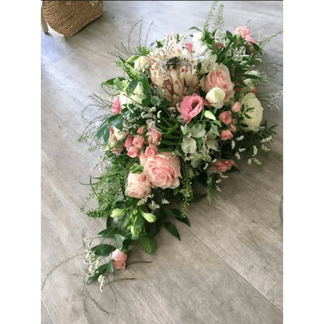 Raquette – Dessu de cercueil, par Magnolia Fleuriste, fleuriste à Antibes