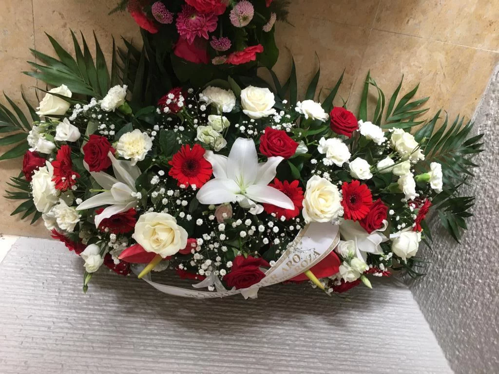 Gerbe Deuil, par Issy Fleurs, fleuriste à Issy-les-Moulineaux