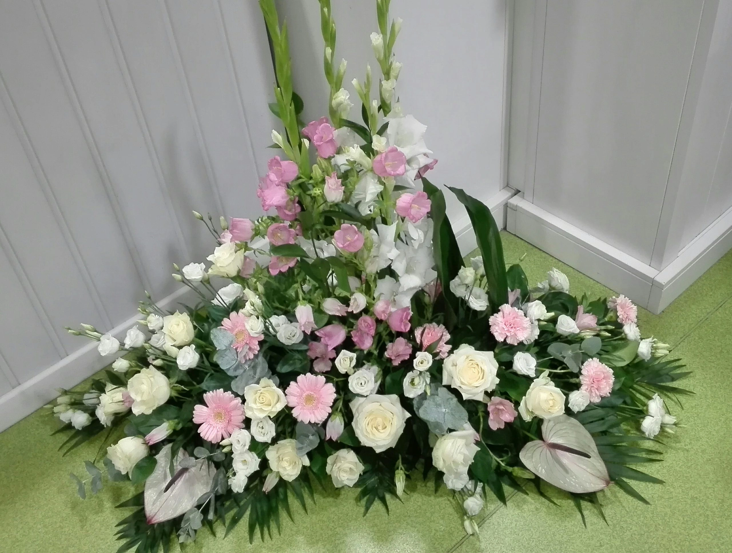 Devant de tombe, par Julie Fleurs, fleuriste à Carmaux