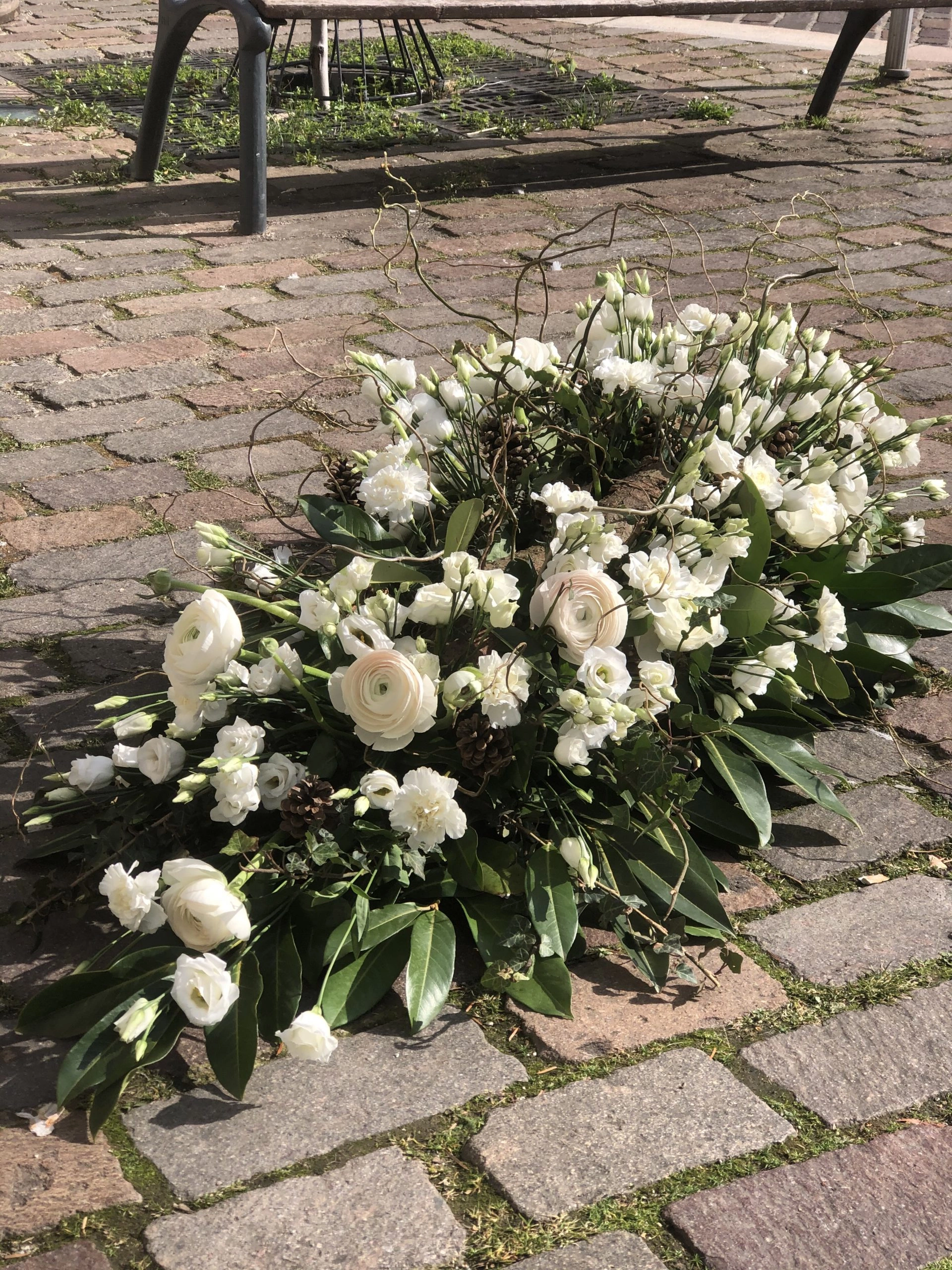 Dessus de Cercueil, par La chaine de cœur, fleuriste à Barr