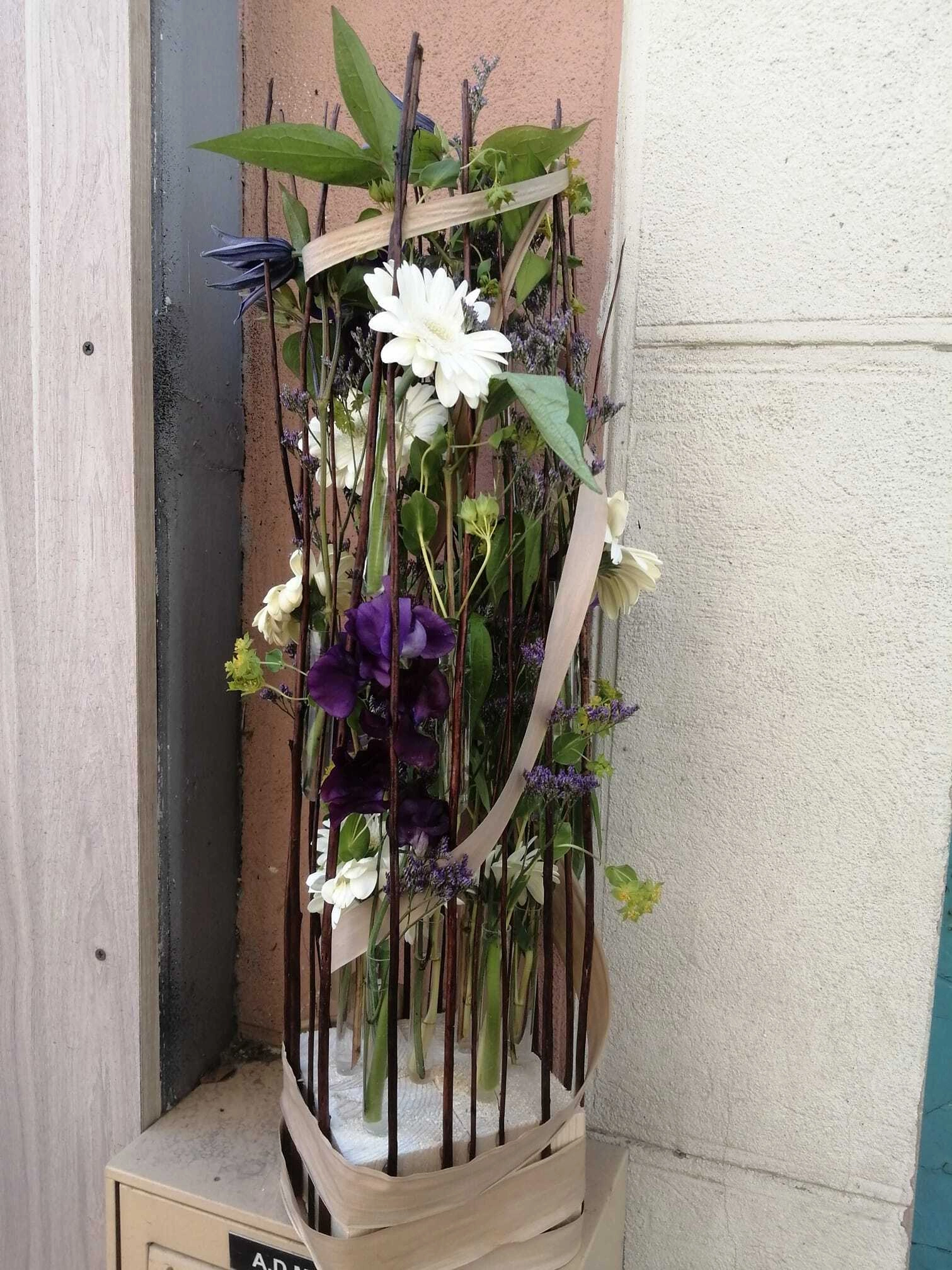 cage printanière, par Akane - Le murmure des fleurs, fleuriste à Cuers