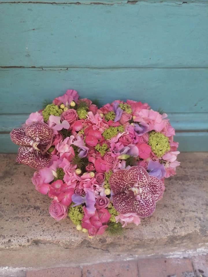 Composition florale pour dire je t'aime, par Akane - Le murmure des fleurs, fleuriste à Tavernes
