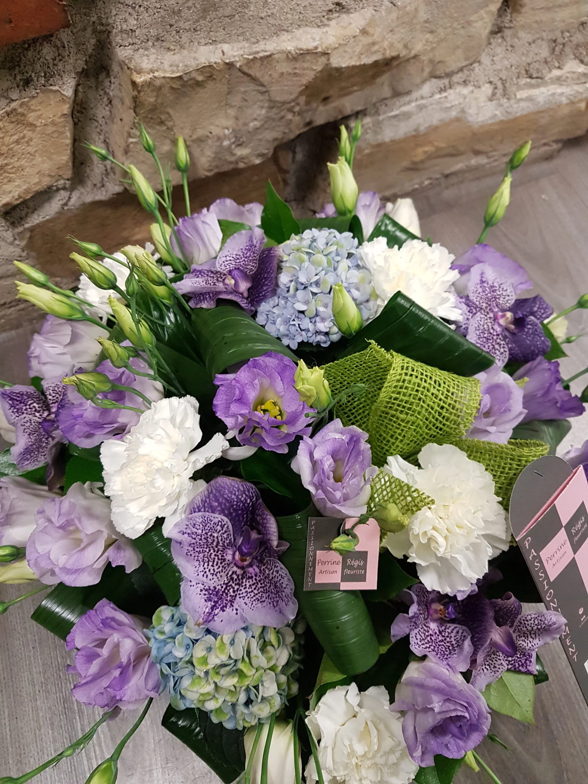 Coupe de fleurs ronde deuil, par Passionnement, fleuriste à Carmaux