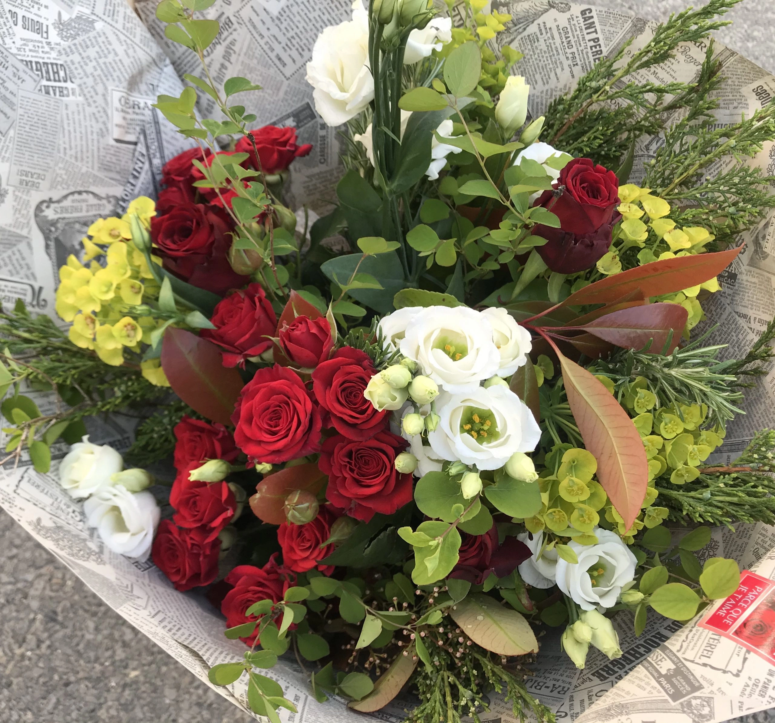 Bouquet champêtre rouge, par A fleurs de peau, fleuriste à Les Mureaux