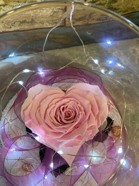 rose stabilisée en forme de coeur en verrerie, par Tropix Illkirch-Graffenstaden, fleuriste à Illkirch-Graffenstaden