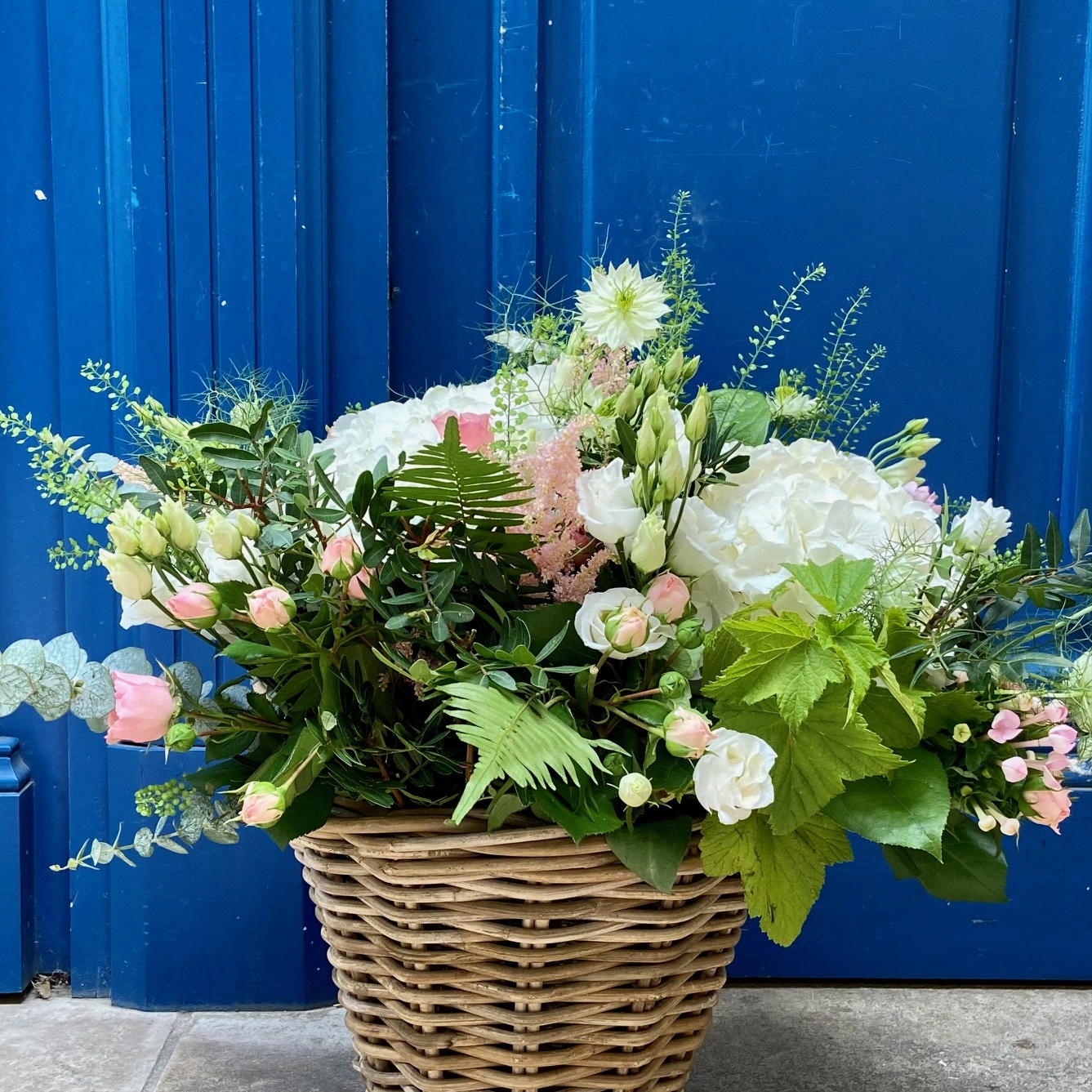Panier fleuri, par Amour de fleurs Bordeaux, fleuriste à Bordeaux