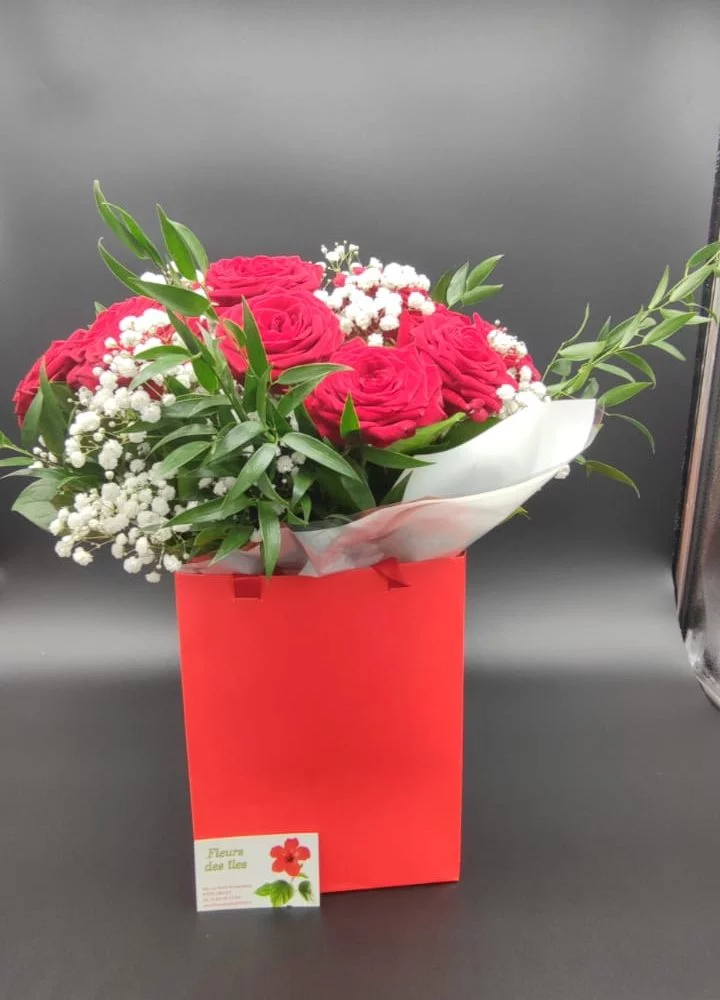 Bouquet câlin en bulle d'eau, par Fleurs des îles, fleuriste à Grigny