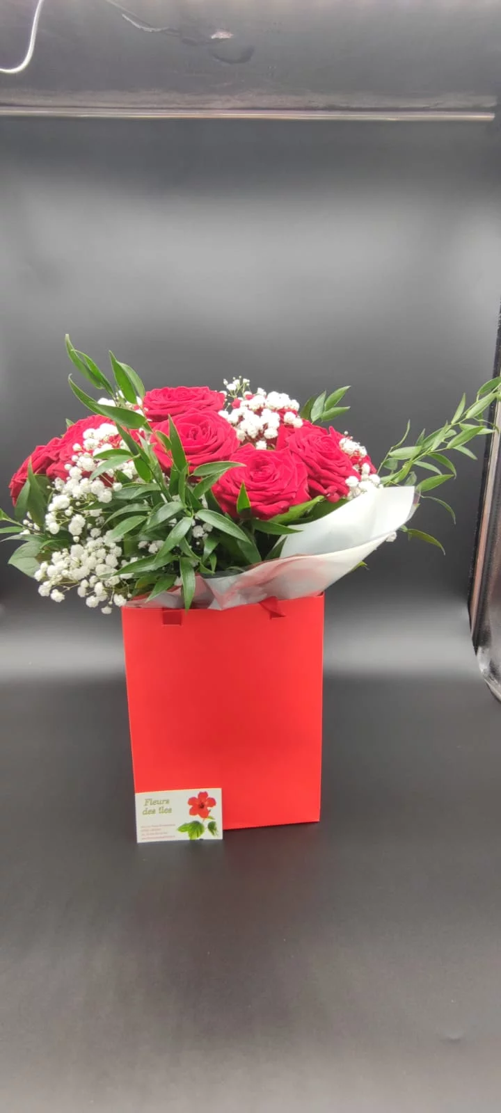 Bouquet câlin en bulle d&rsquo;eau, par Fleurs des îles, fleuriste à Grigny