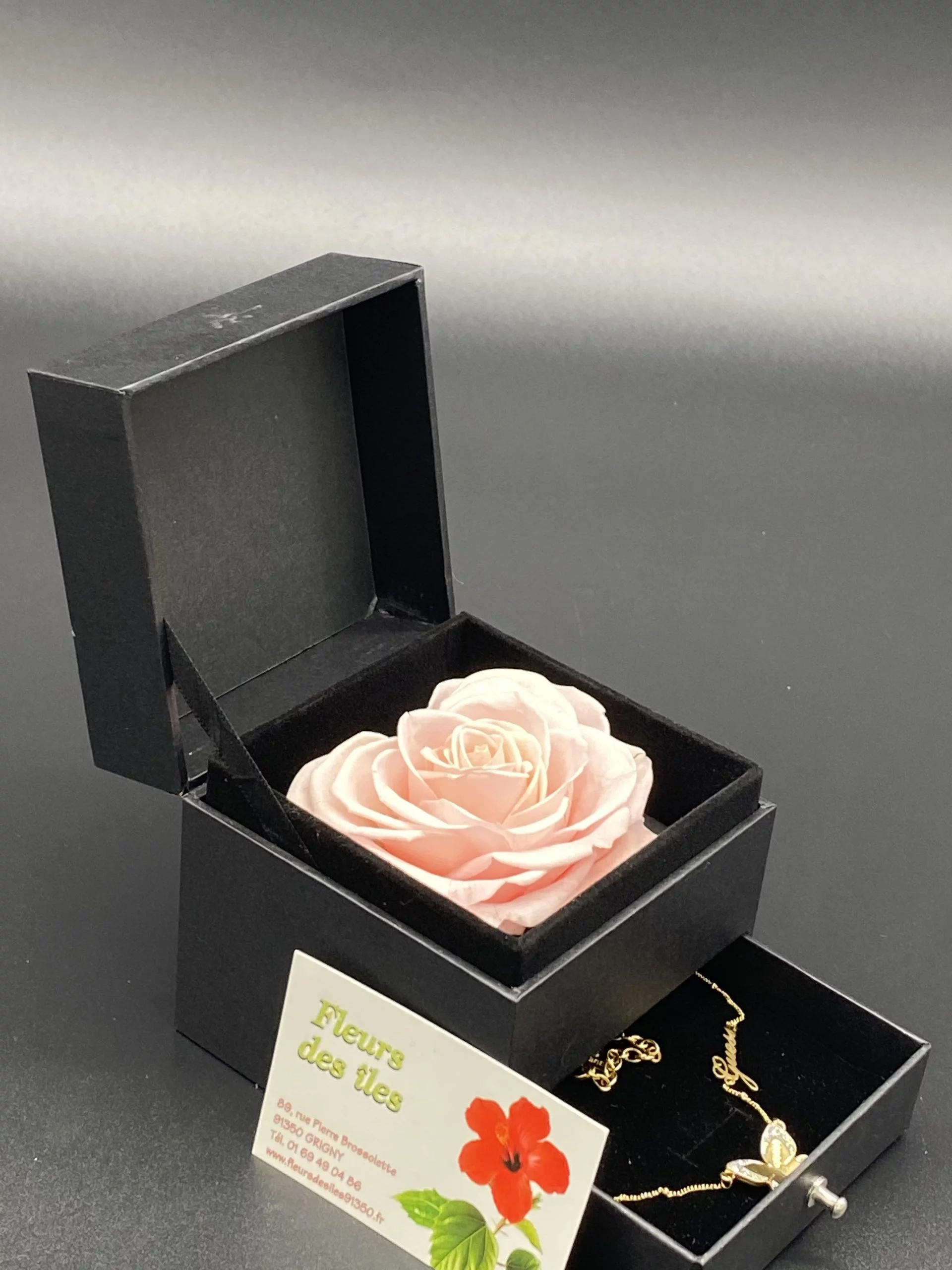 Boxe rose coffret (bijoux non fournis), par Fleurs des îles, fleuriste à Grigny