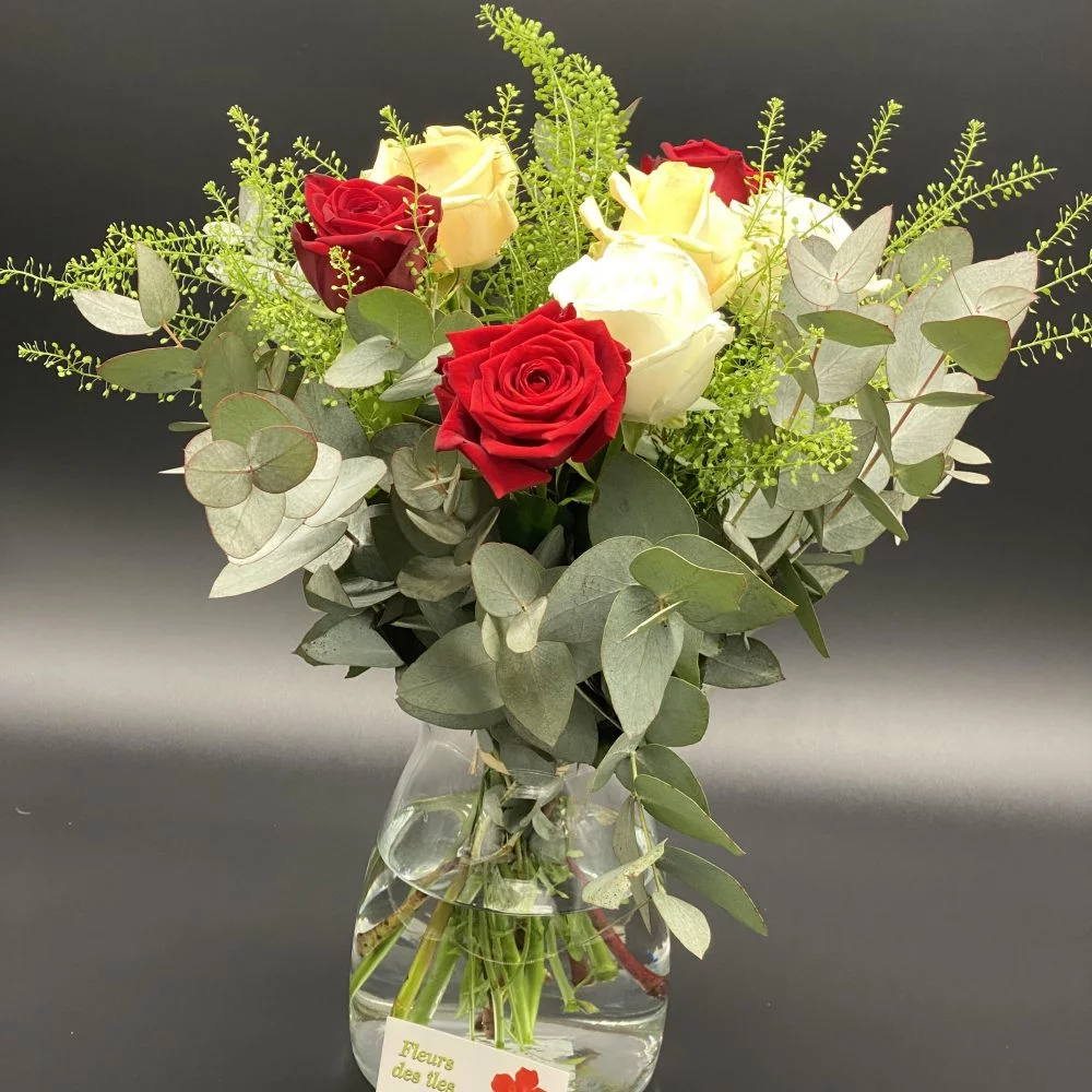 Méli mélo de roses plus vase, par Fleurs des îles, fleuriste à Grigny