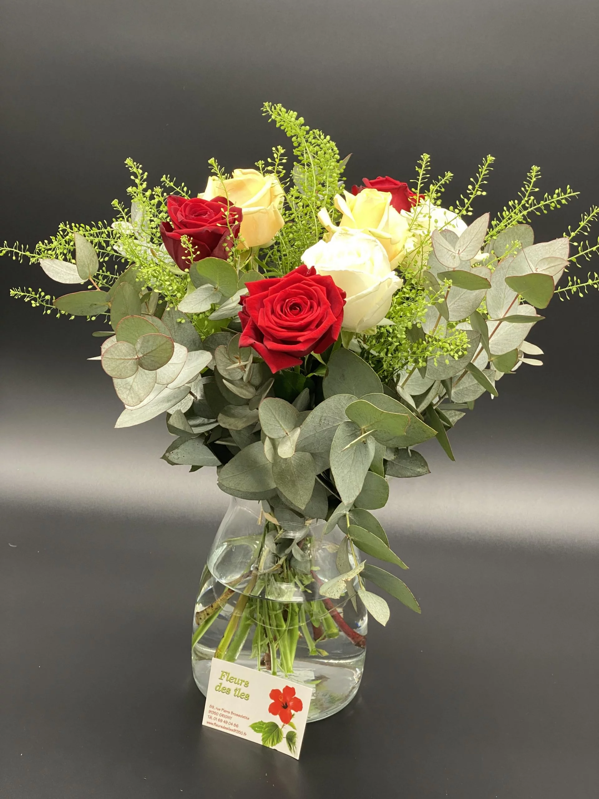 Méli mélo de roses plus vase, par Fleurs des îles, fleuriste à Grigny