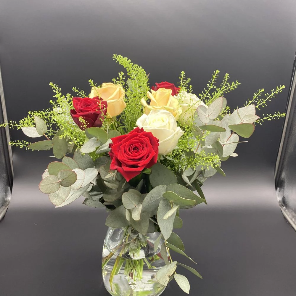 Méli mélo de roses plus vase, par Fleurs des îles, fleuriste à Grigny