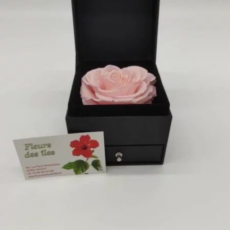 Boxe rose coffret (bijoux non fournis), par Fleurs des îles, fleuriste à Grigny