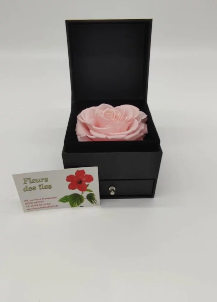 Boxe rose coffret (bijoux non fournis), par Fleurs des îles, fleuriste à Grigny