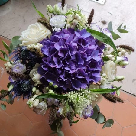Bouquet à base d'hortensias, par Les Lys de Boulogne, fleuriste à Boulogne-Billancourt