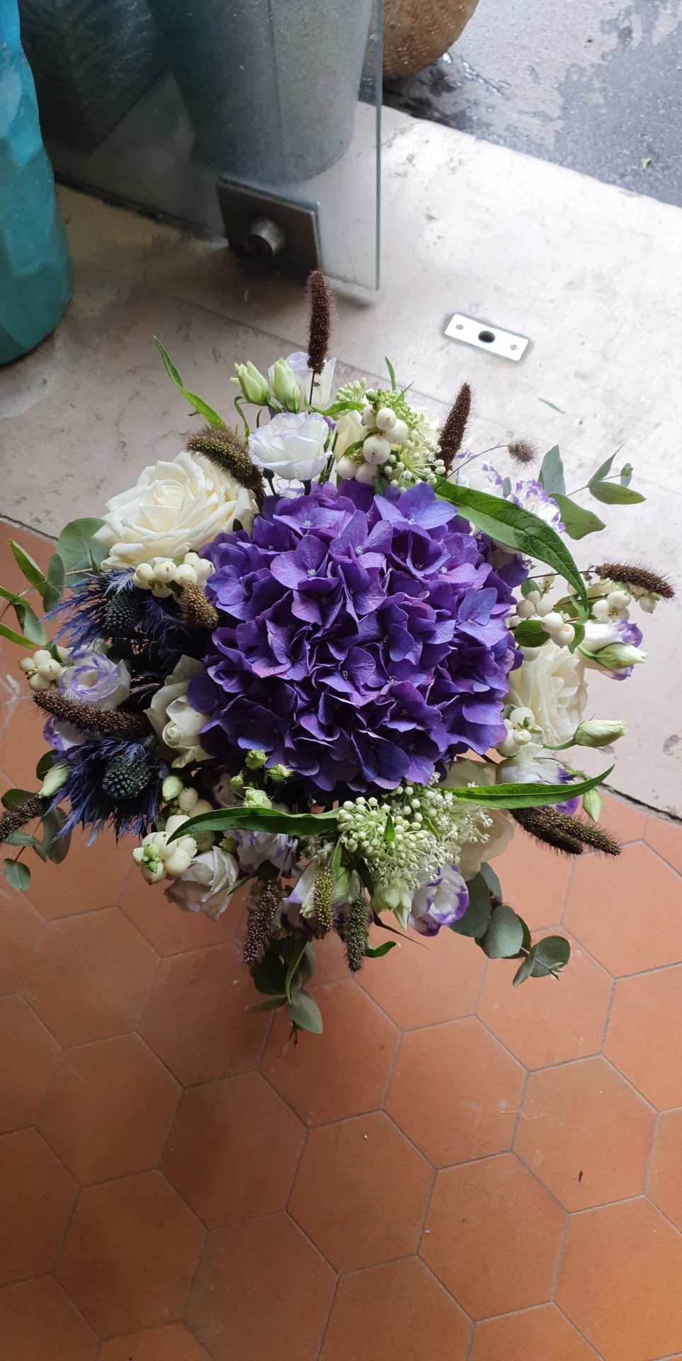Bouquet à base d’hortensias, par Les Lys de Boulogne, fleuriste à Boulogne-Billancourt