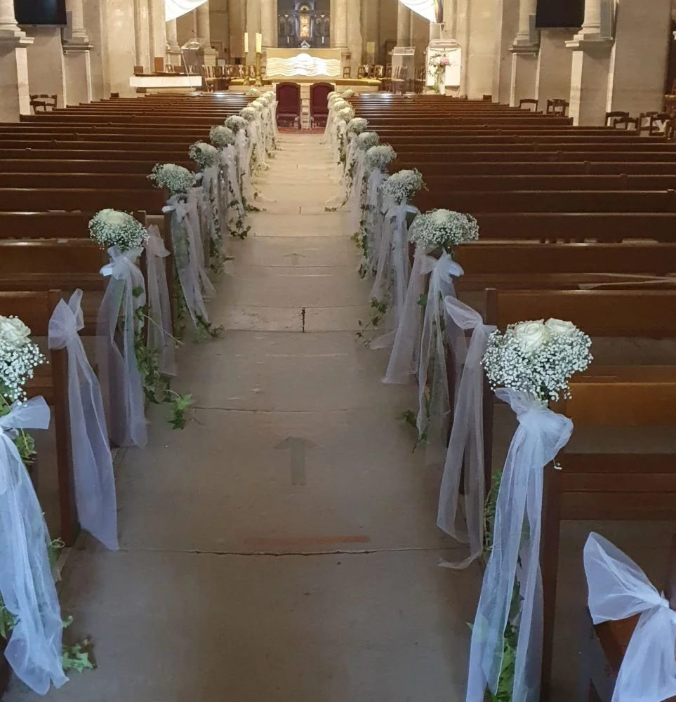 Décoration à l'église pour mariage, par Les Lys de Boulogne, fleuriste à Boulogne-Billancourt