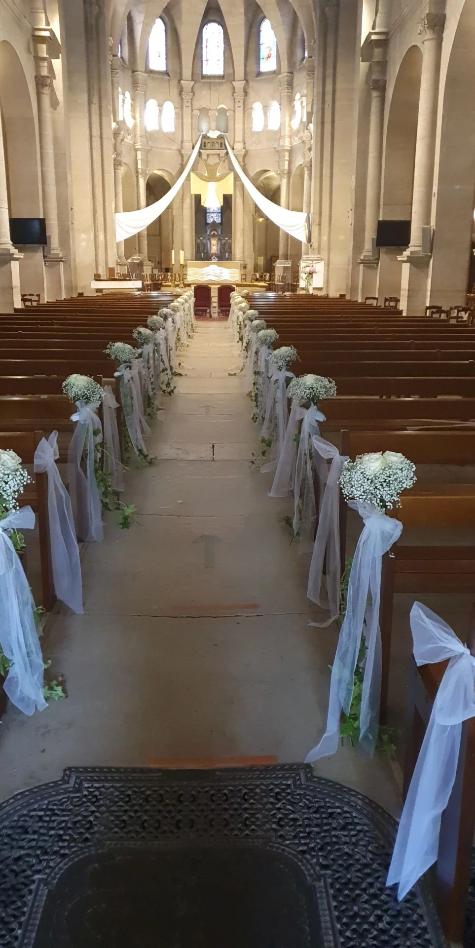 Décoration à l&rsquo;église pour mariage, par ATELIER FLASH FLEURS, fleuriste à Paris