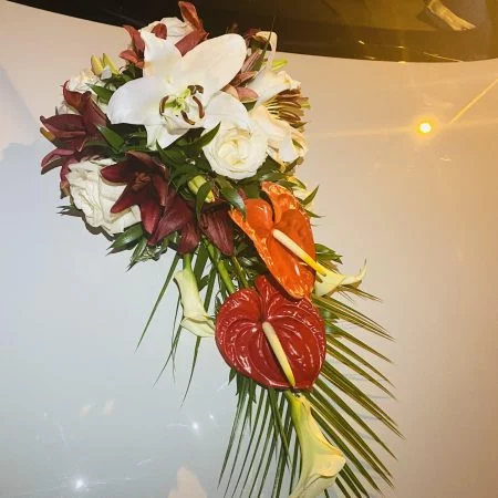 Capot de voiture, par Fleurs des îles, fleuriste à Grigny
