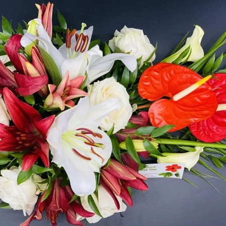 Capot de voiture, par Fleurs des îles, fleuriste à Grigny
