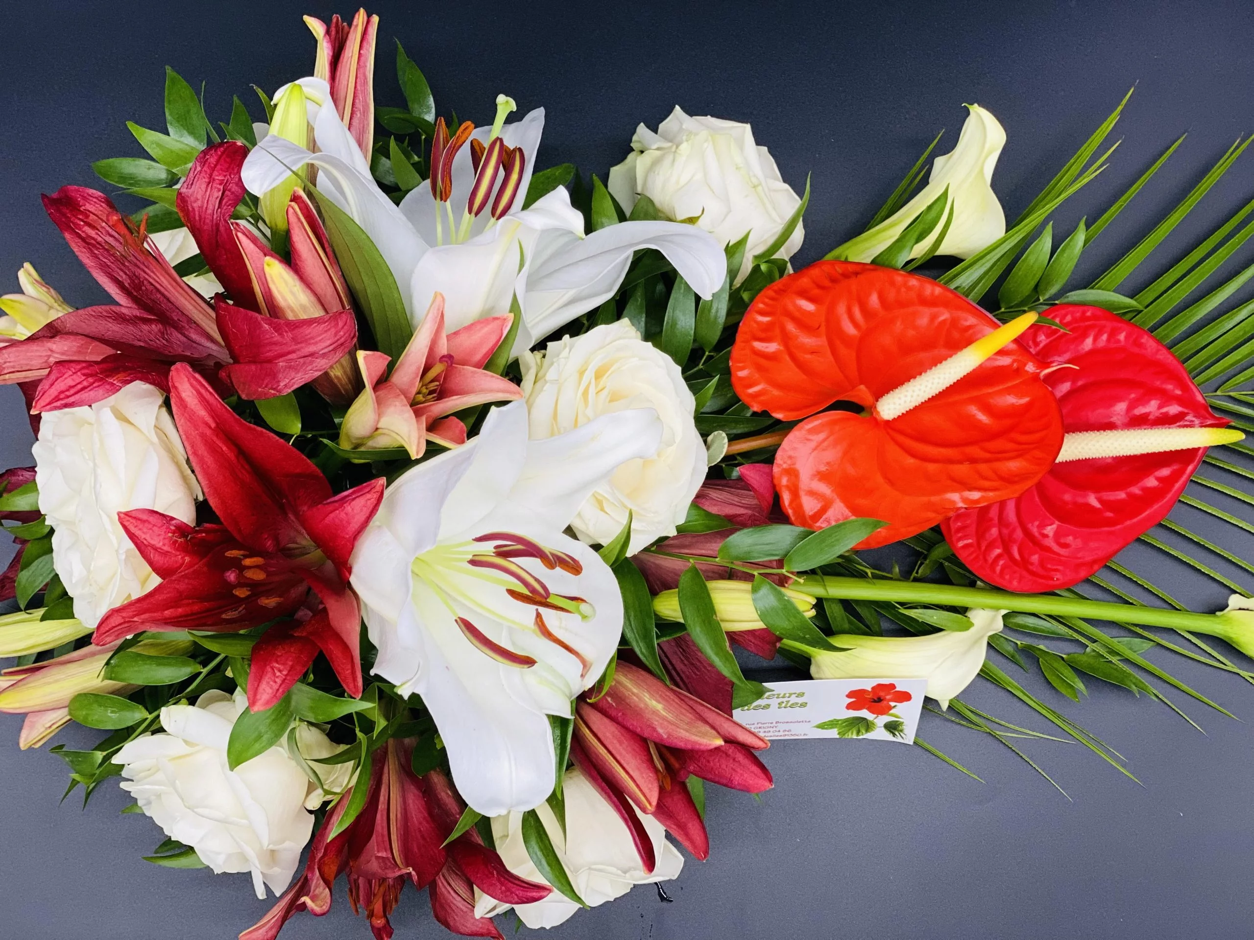 Capot de voiture, par Fleurs des îles, fleuriste à Grigny
