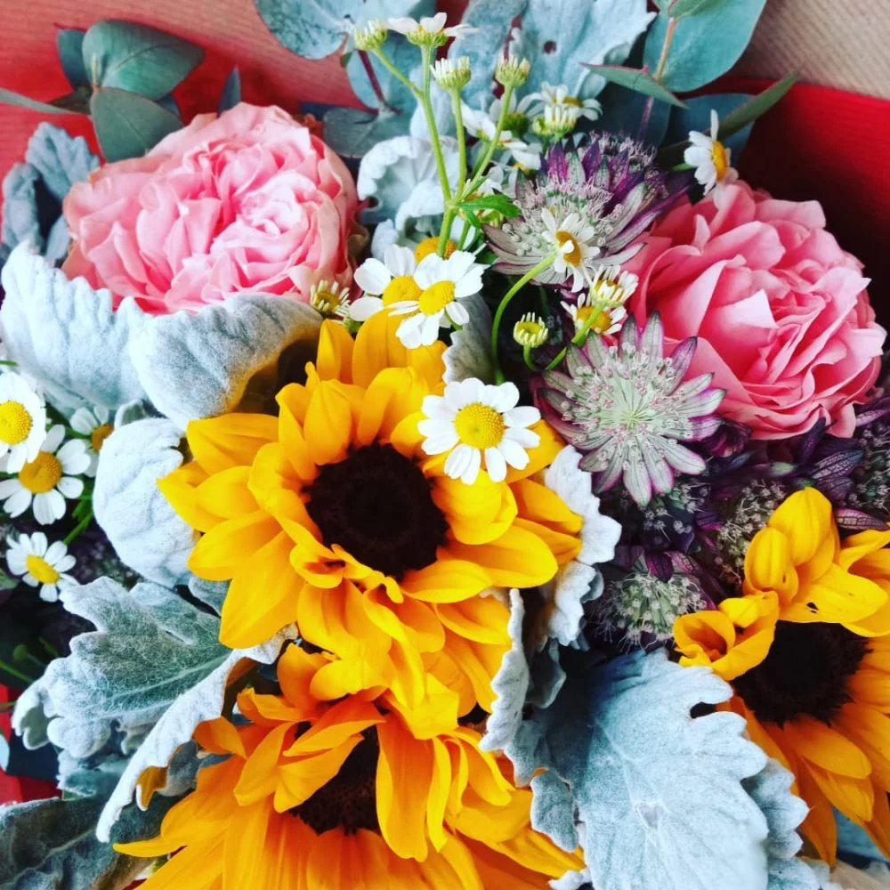 Bouquet de fleurs de saison (photo non contractuelle), par Camomille Fleuriste Nomade, fleuriste à Rivières