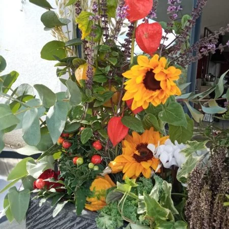 composition deuil plantes et fleurs coupées( photo non contractuelle), par Camomille Fleuriste Nomade, fleuriste à Rivières