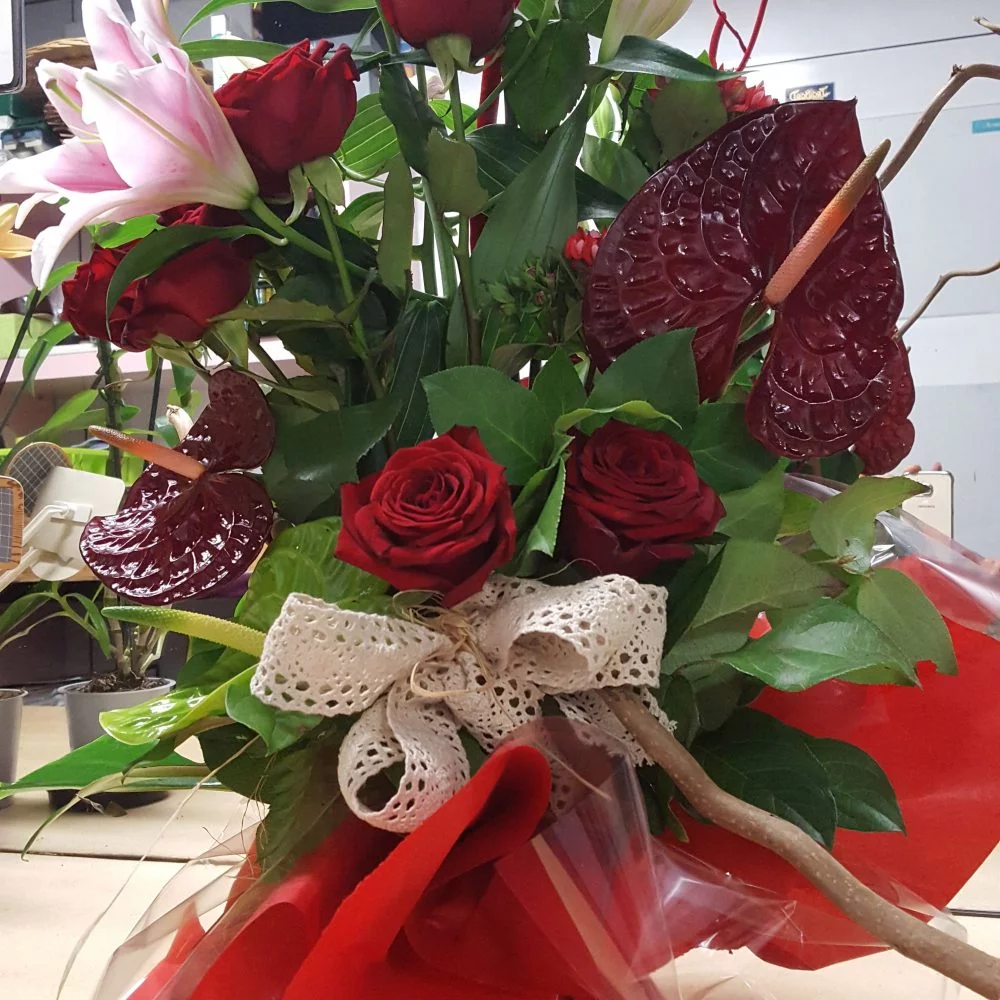 bouquet de fleurs en hauteur dans poche d'eau, par Bossez Fleurs, fleuriste à Béziers
