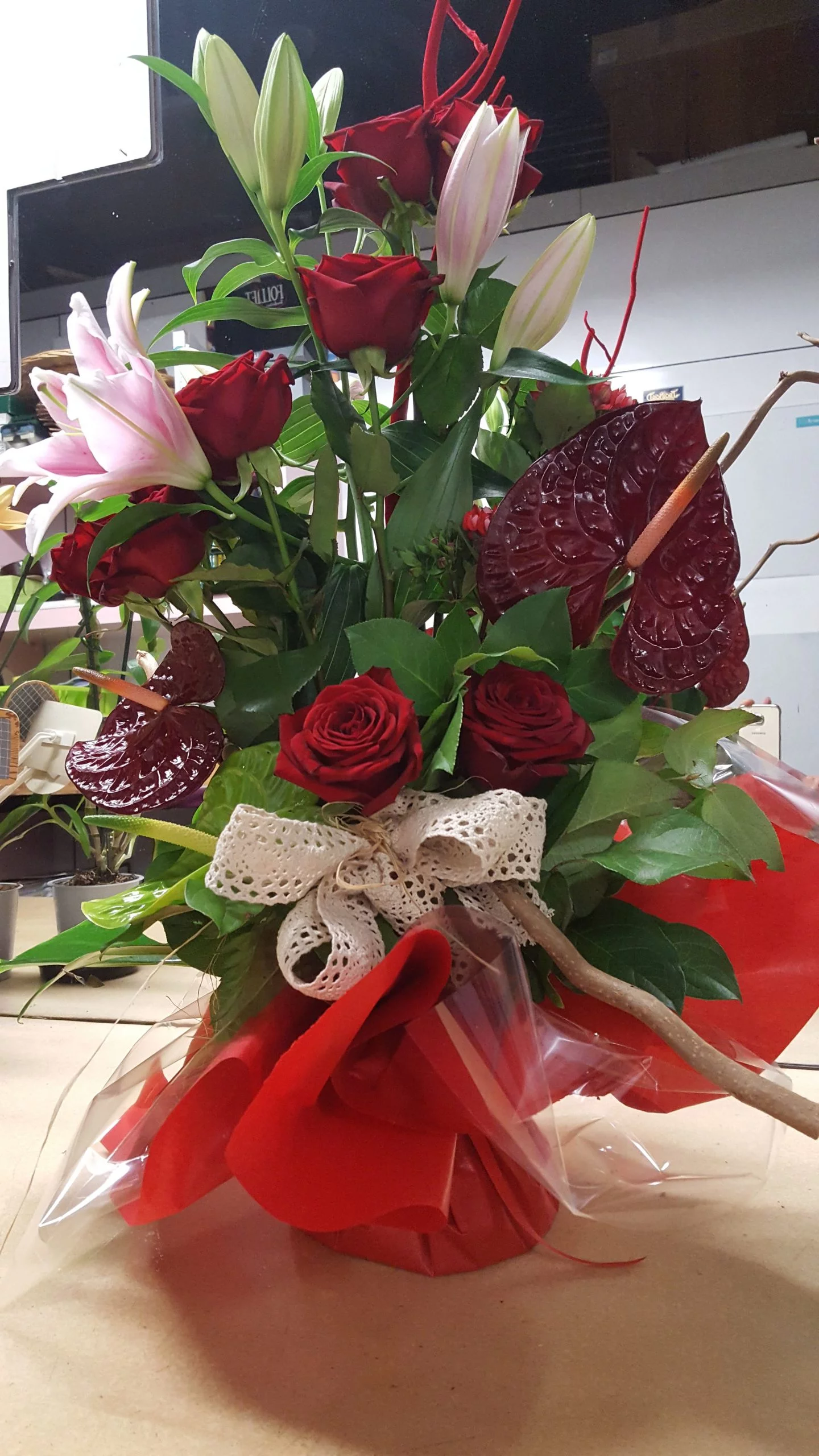 bouquet de fleurs en hauteur dans poche d&rsquo;eau, par Bossez Fleurs, fleuriste à Béziers