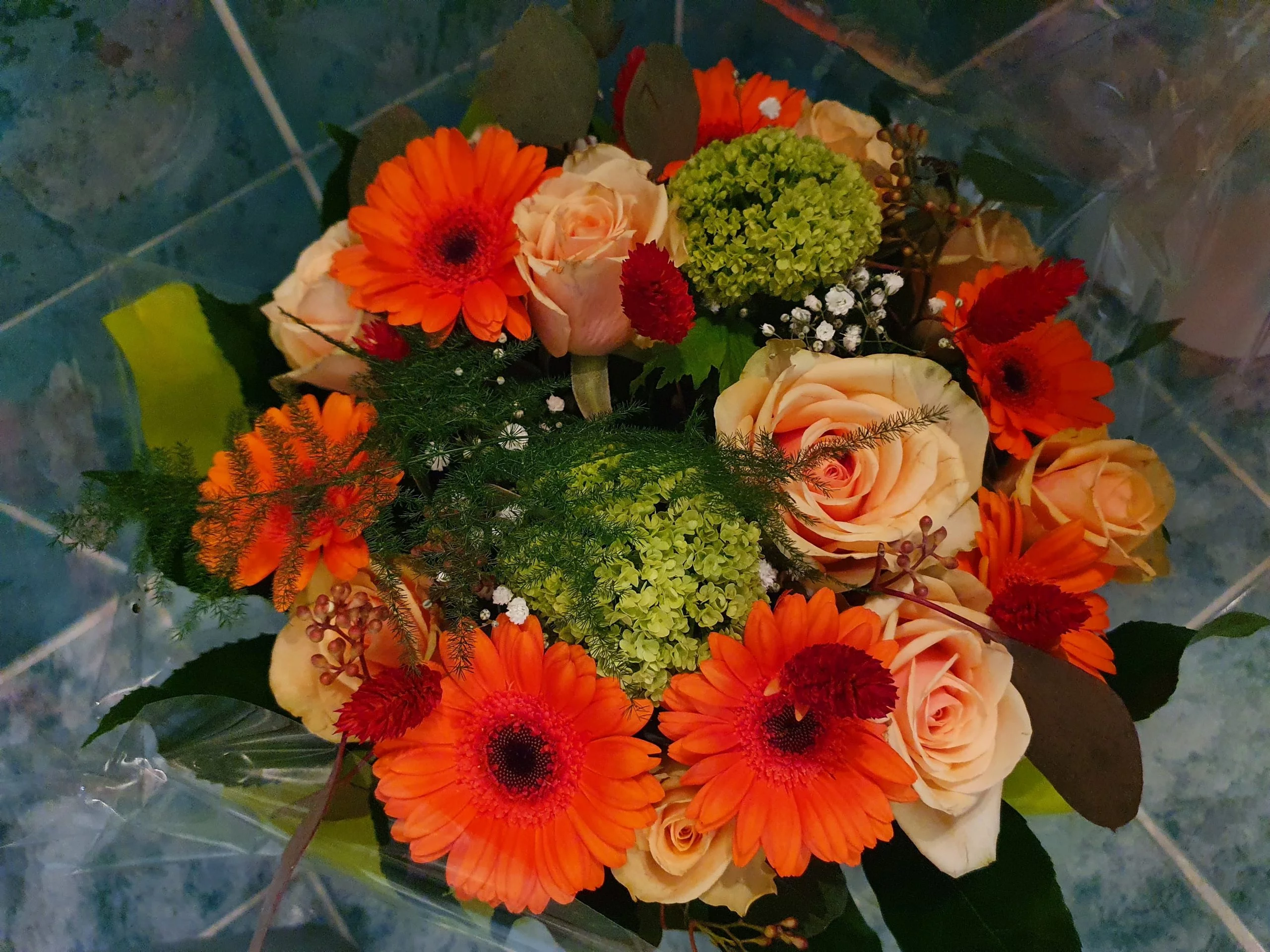 bouquet rond de fleurs colorées, par Bossez Fleurs, fleuriste à Béziers