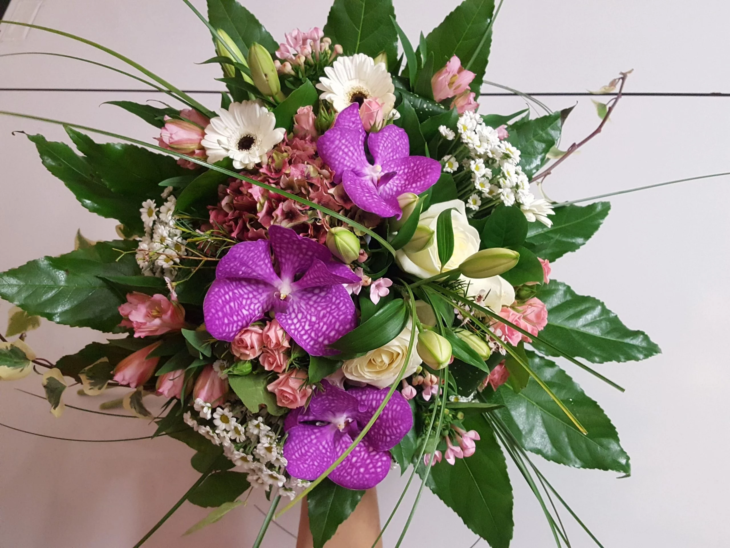 bouquet rond avec fleuron d&rsquo;orchidées, par Bossez Fleurs, fleuriste à Béziers