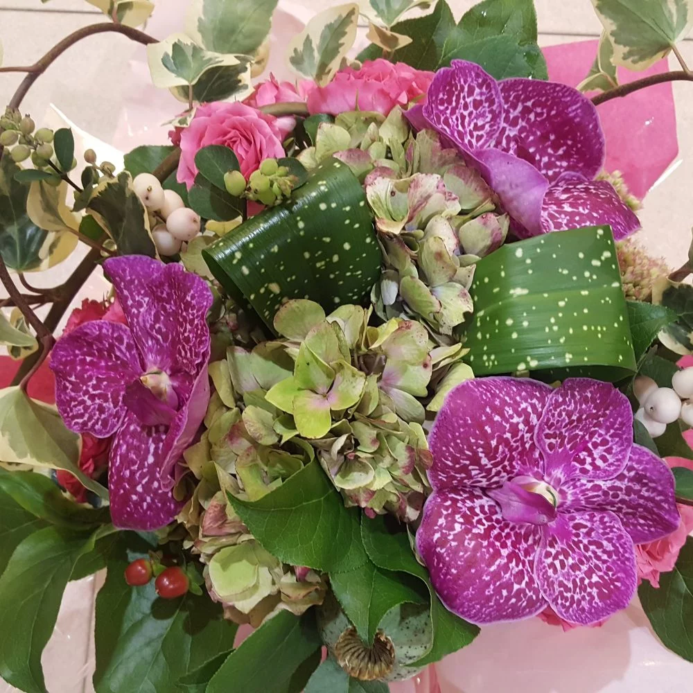 bouquet rond avec fleuron d'orchidées, par Bossez Fleurs, fleuriste à Béziers