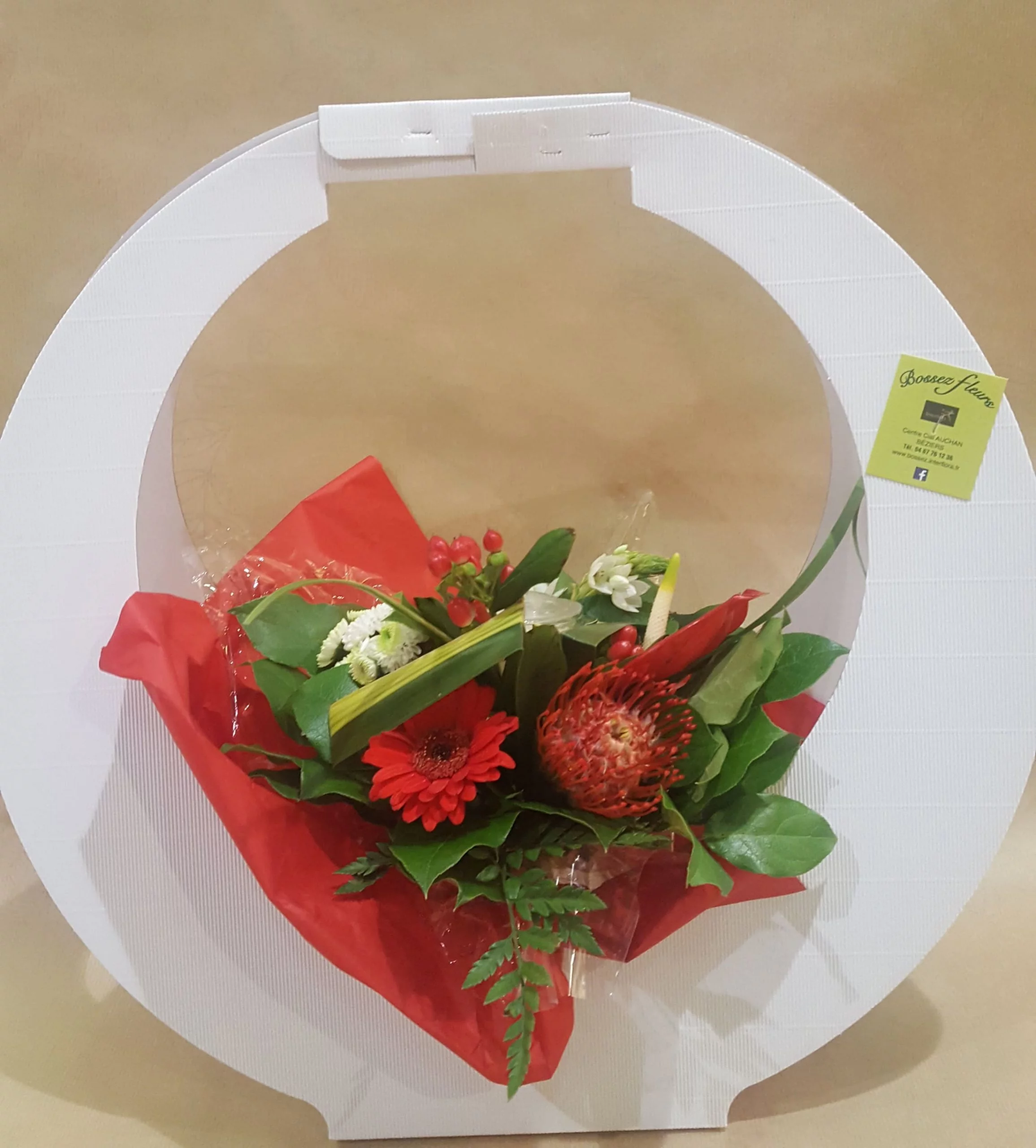 bouquet dans un sac aux teintes rouges, par Bossez Fleurs, fleuriste à Béziers
