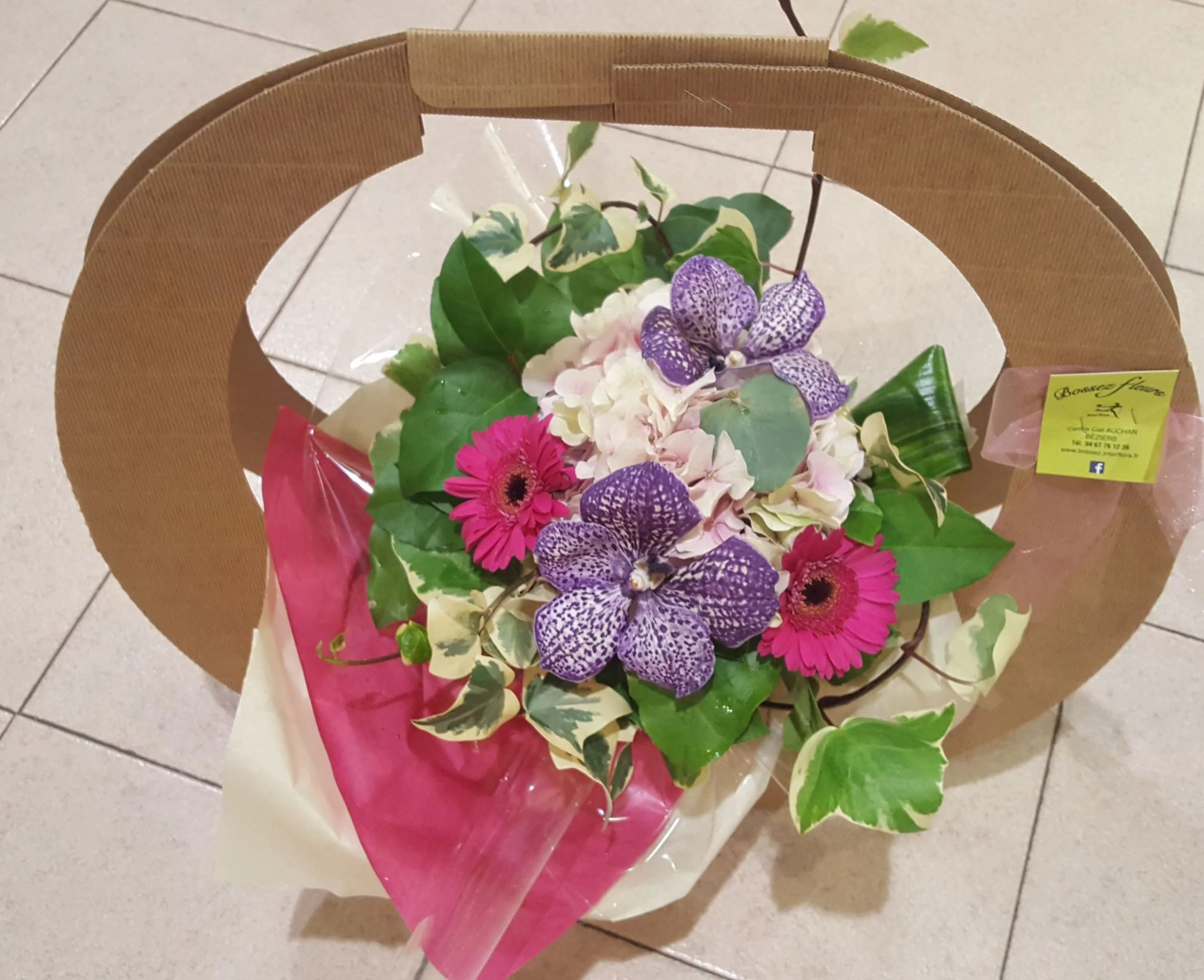 bouquet rond composé dans un sac, par Bossez Fleurs, fleuriste à Béziers