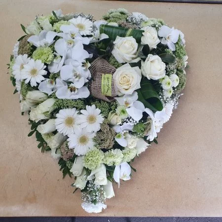 coeur funéraire de fleurs blanches, par Bossez Fleurs, fleuriste à Béziers