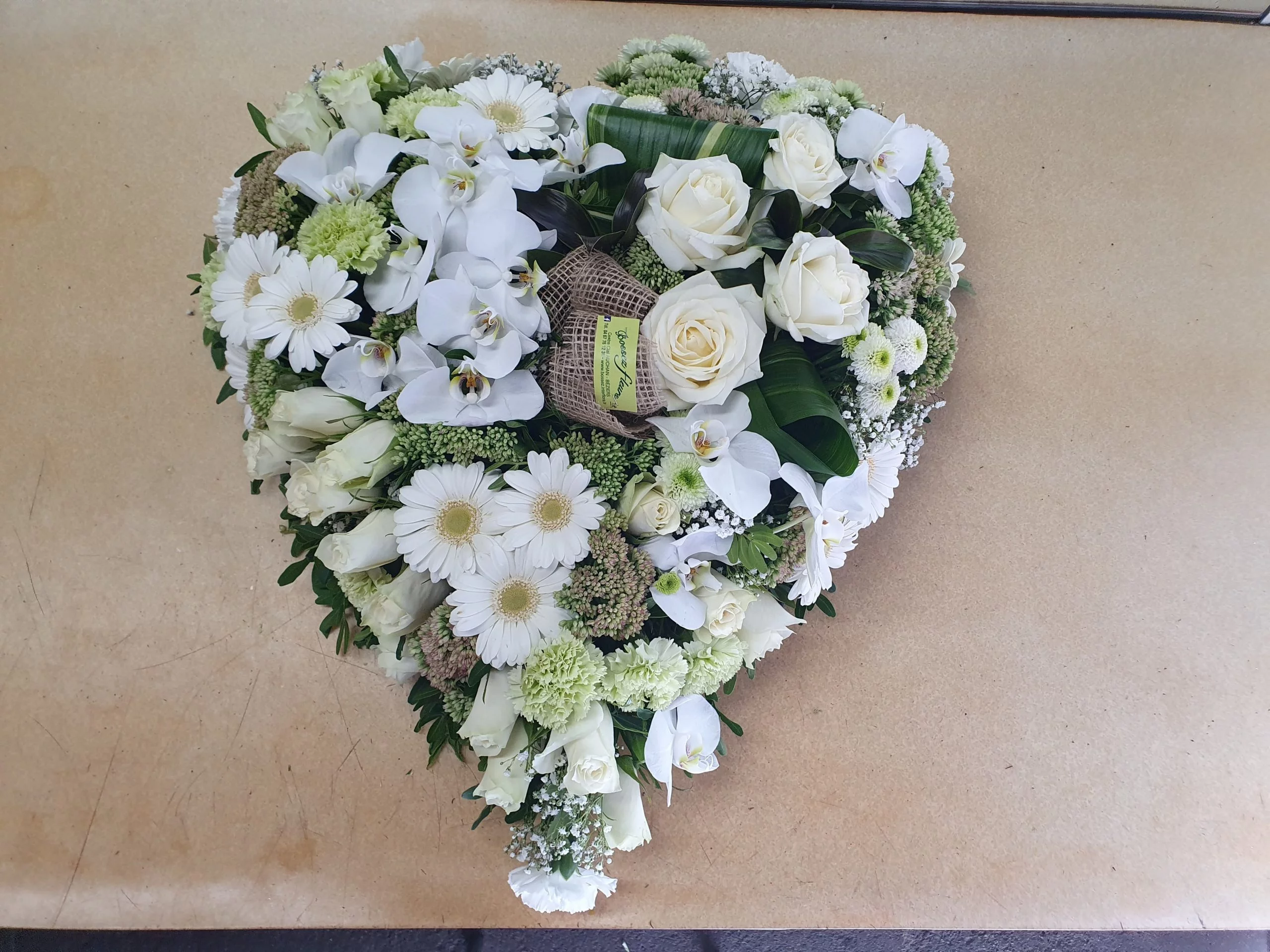 coeur funéraire de fleurs blanches, par Bossez Fleurs, fleuriste à Béziers