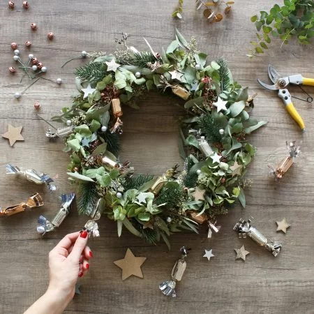 Atelier couronne de noël individuel, par La Boutique de Marie, fleuriste à Pézenas