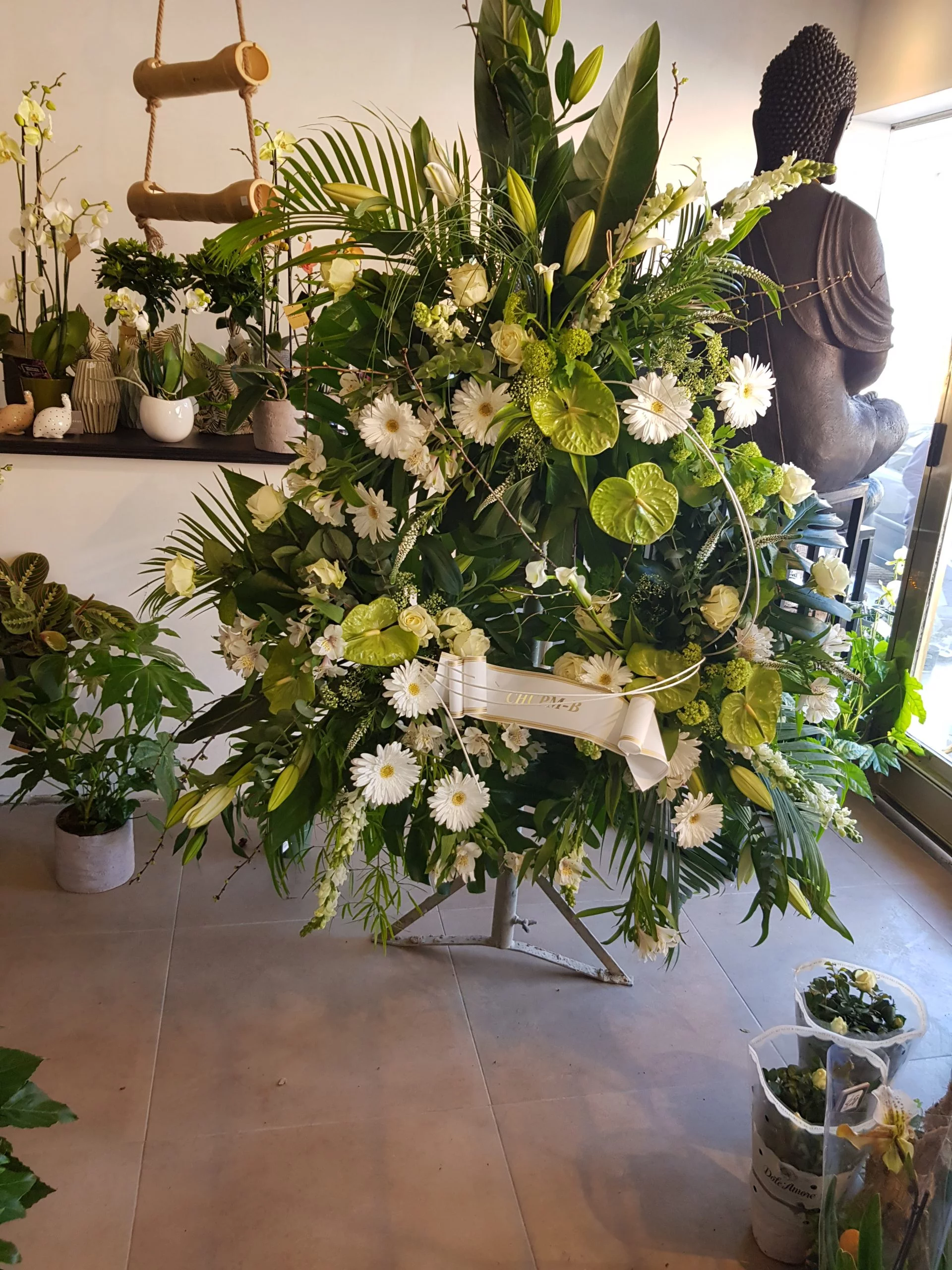 Grosse couronne mortuaire, par Zen et Flore, fleuriste à La Louvière