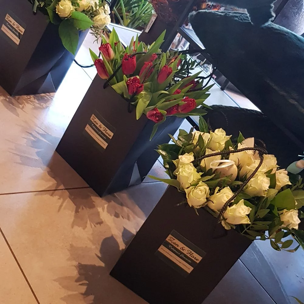 Bouquet St Valentin dans sac, par Zen et Flore, fleuriste à La Louvière