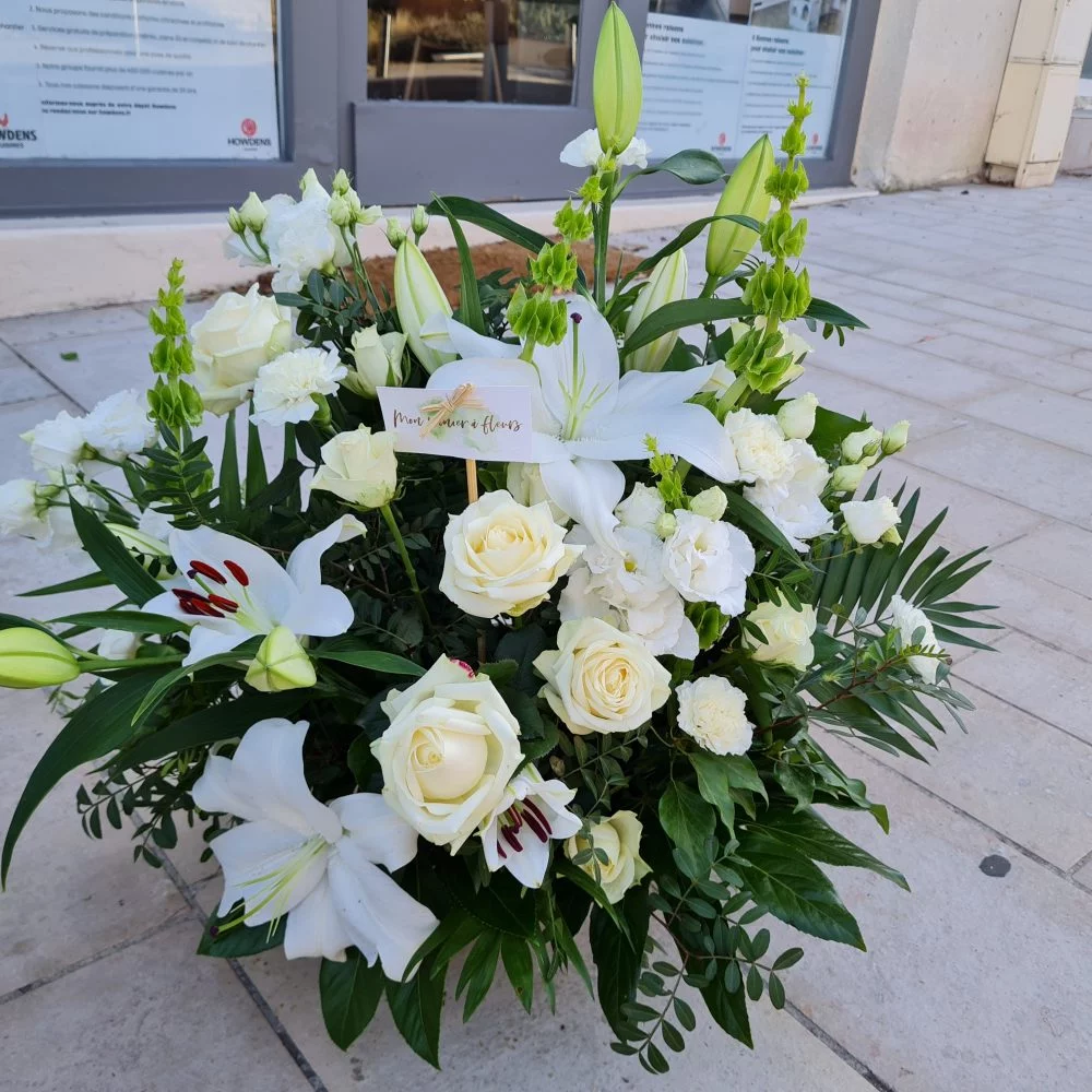 Composition de deuil de Mon panier à fleurs, par Mon panier à fleurs, fleuriste à Saint-Germain-en-Laye