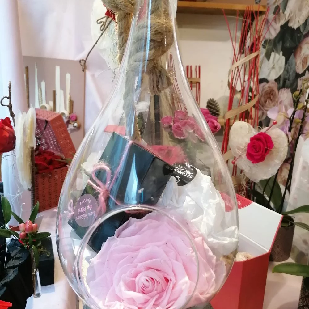 la goutte d'eau... mais elle ne fait pas déborder le vase!, par Akane - Le murmure des fleurs, fleuriste à Tavernes