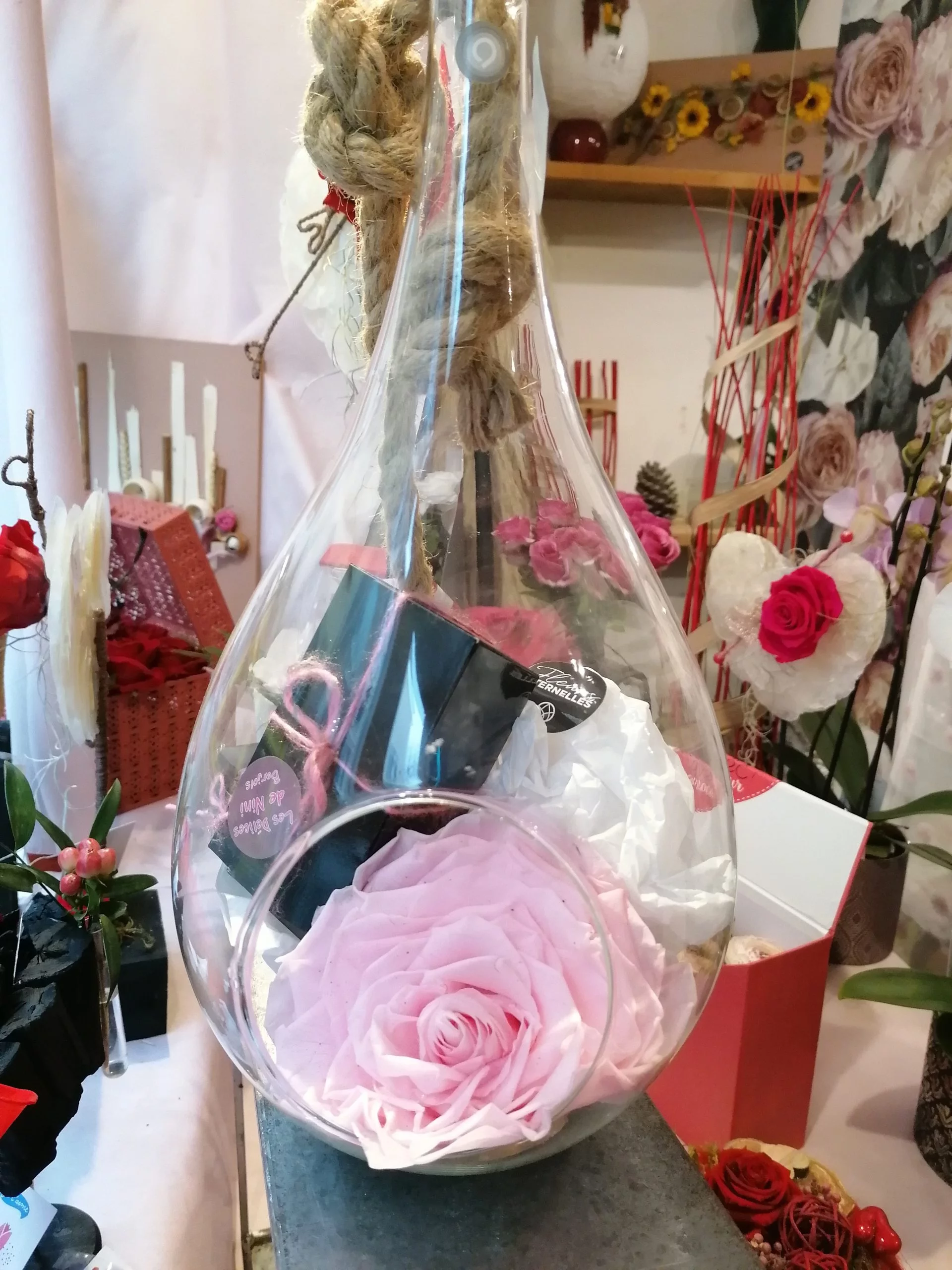 la goutte d&rsquo;eau… mais elle ne fait pas déborder le vase!, par Akane - Le murmure des fleurs, fleuriste à Cuers
