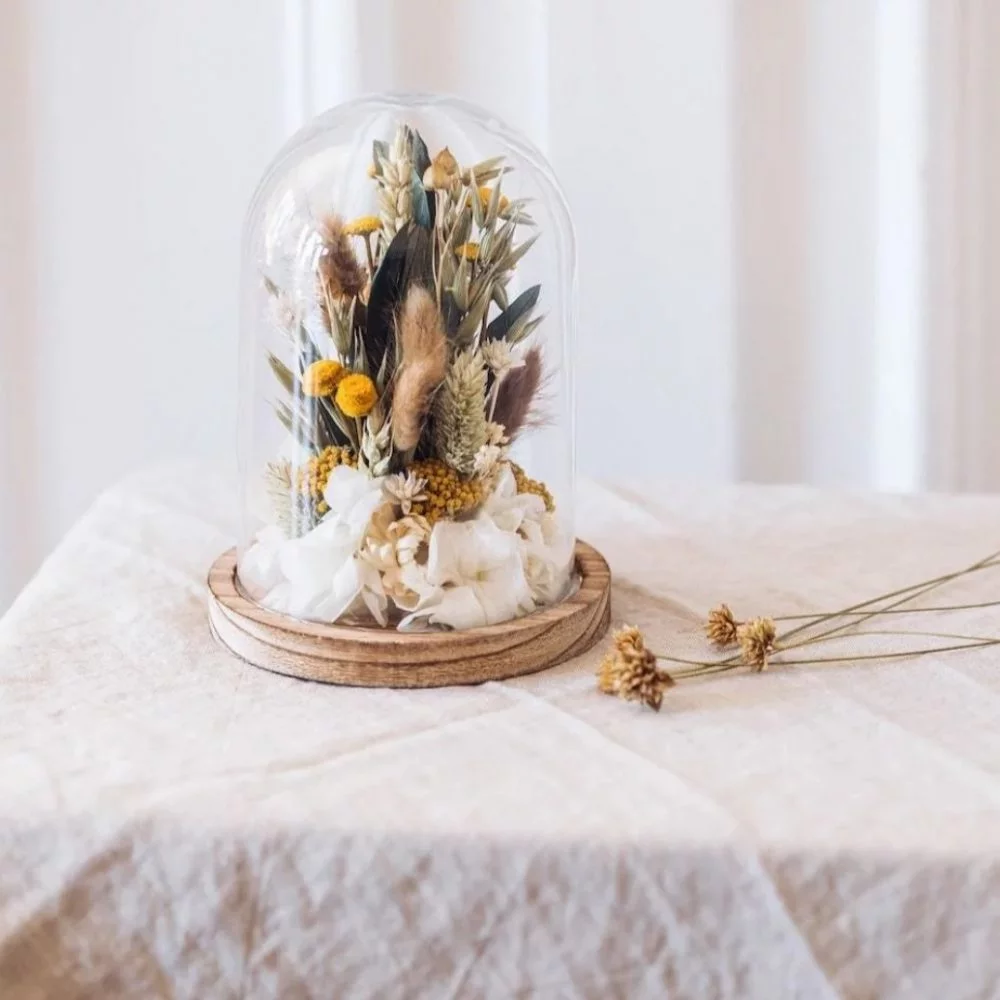 Cloche en verre fleurs séchées, par Guillaume Dellesse, fleuriste à Paris