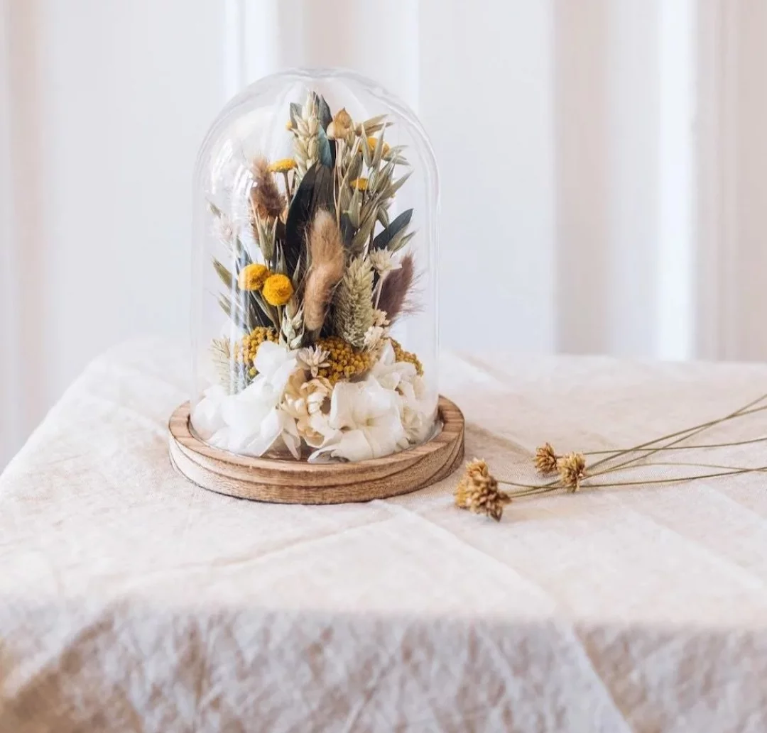 Cloche en verre fleurs séchées, par Guillaume Dellesse, fleuriste à Paris