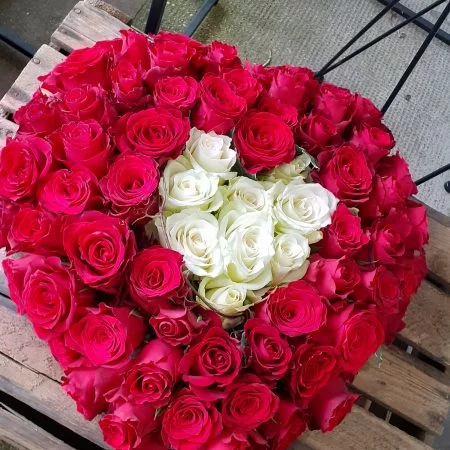 Coeur tout en roses, par Monloup artisan fleuriste, fleuriste à Roanne