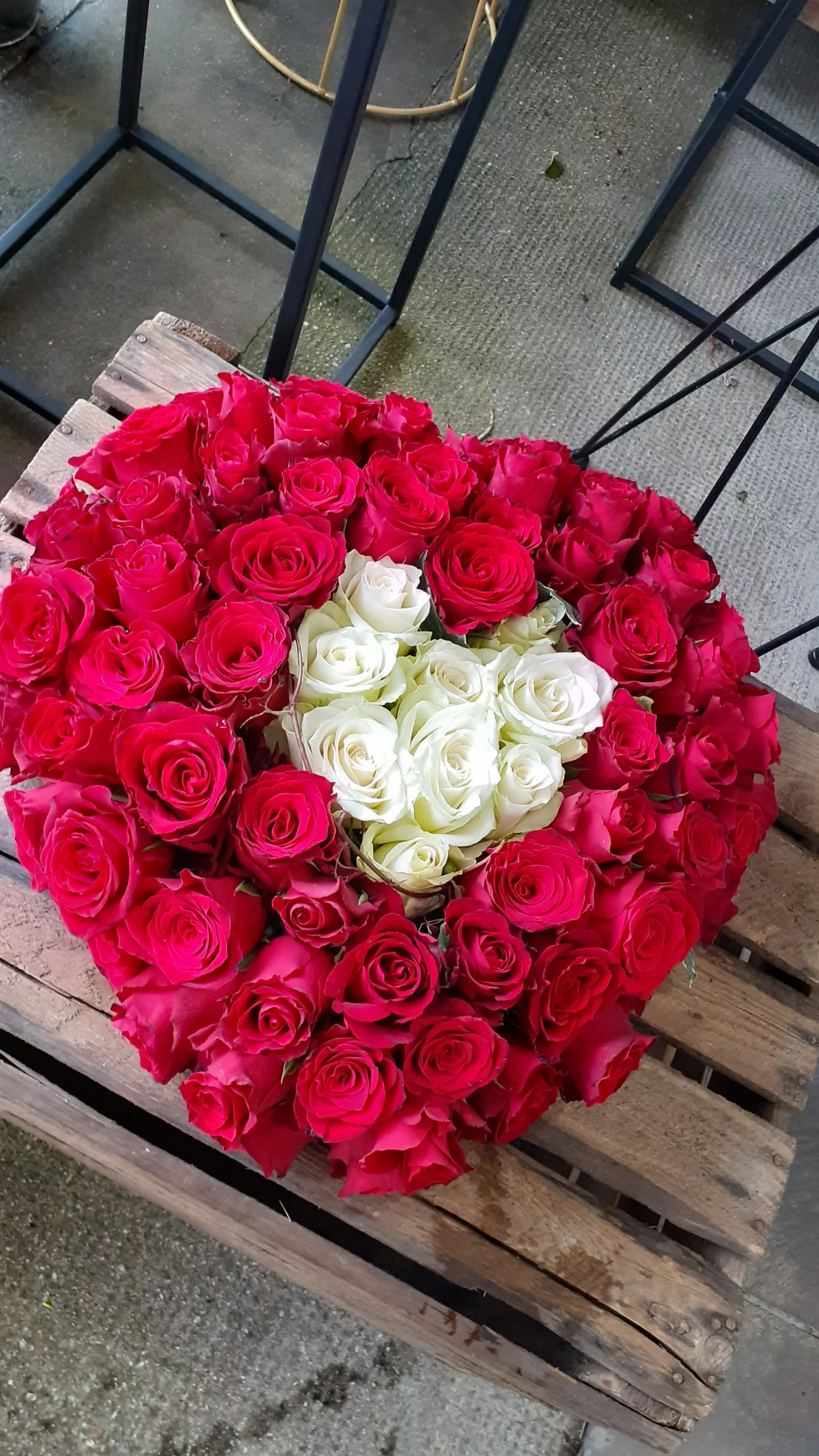 Coeur tout en roses, par Monloup artisan fleuriste, fleuriste à Roanne