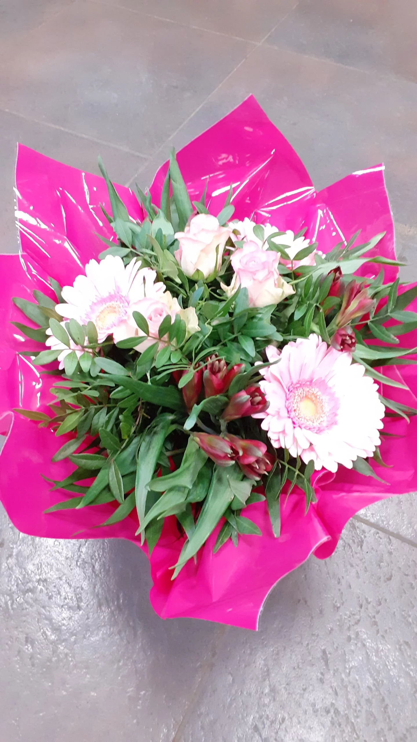 Bouquet bulle fleurs mélangée, par Monloup artisan fleuriste, fleuriste à Roanne