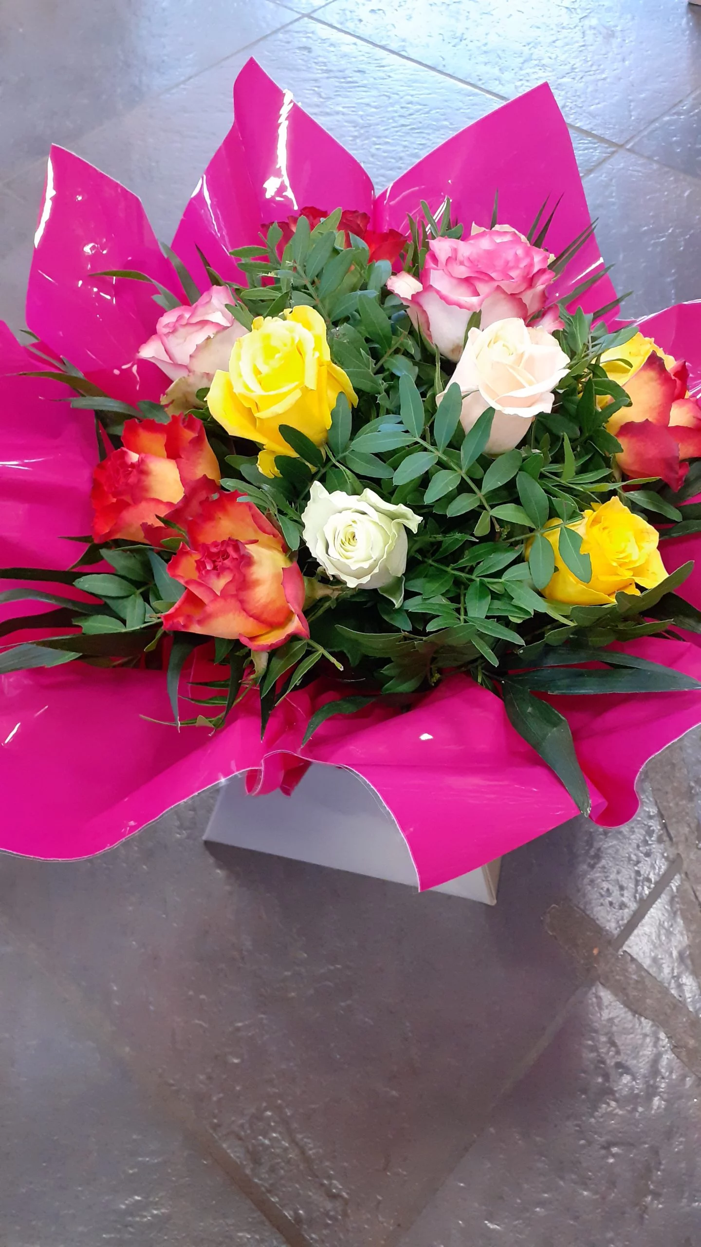 Bouquet bulle de roses melangé, par Monloup artisan fleuriste, fleuriste à Roanne